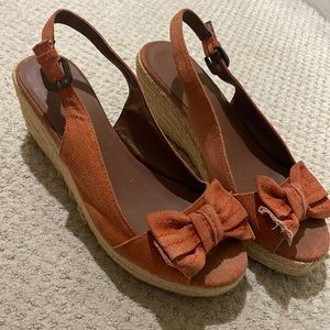 Bass burnt orange sling back peep toe espadrille wedges with bow